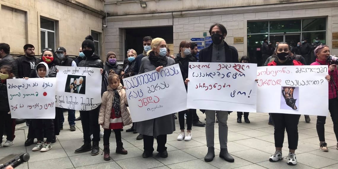 “ტრი, ტრიი კამანდა.15 წლის ბავშვები შევაშინოთ დონ!” – ქუთაისის მერიასთან აქცია მიმდინარეობს (+ვიდეო/ფოტო)