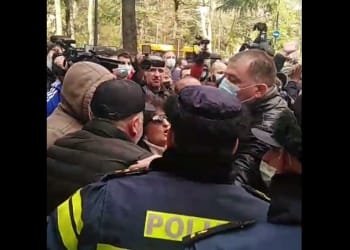 “ბერა სატანა” – ქუთაისში აქციის მონაწილეები მერიასთან წარწერის გაკეთებას ცდილობენ (+ვიდეო)