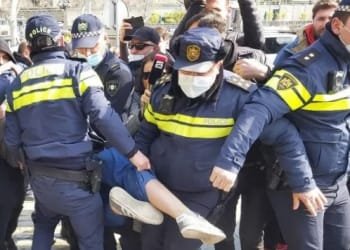 “ქართული ოცნების” ოფისთან აქციაზე პოლიციამ რამდენიმე პირი დააკავა