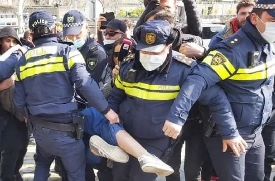 “ქართული ოცნების” ოფისთან აქციაზე პოლიციამ რამდენიმე პირი დააკავა