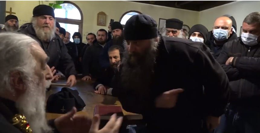 დაიწყეს სიტყვიერი დაპირისპირება, ისმოდა პროვოკაციული შეძახილები – საპატრიარქო ჭყონდიდის ეპარქიაში მომხდარ დაპირისპირებაზე