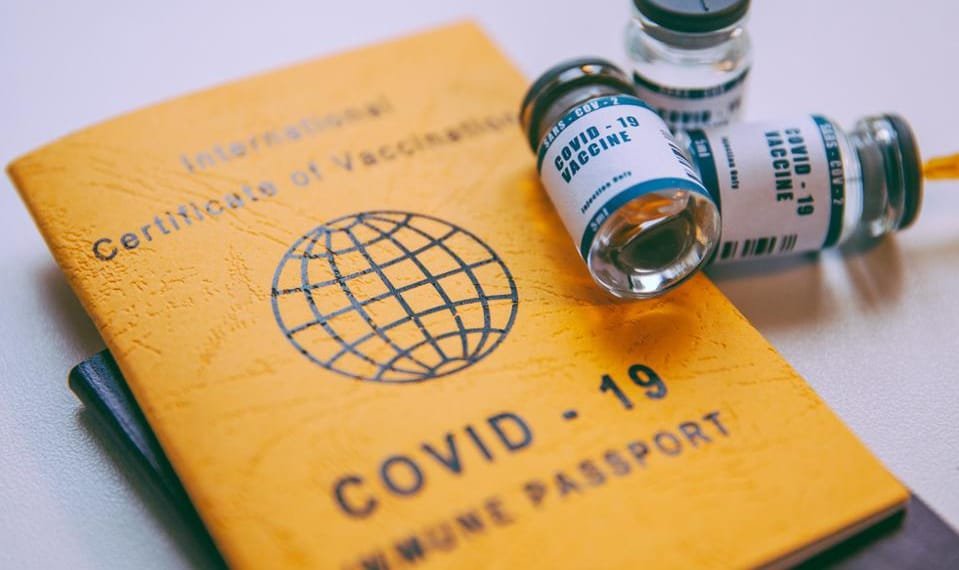 “მწვანე პასპორტები” – რა ვიცით კორონავირუსის ვაქცინაციის დამადასტურებელი დოკუმენტის შესახებ
