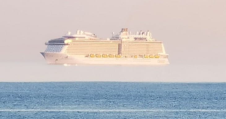 კიდევ ერთი მფრინავი გემი გამოჩნდა ბრიტანეთში (+ფოტო)