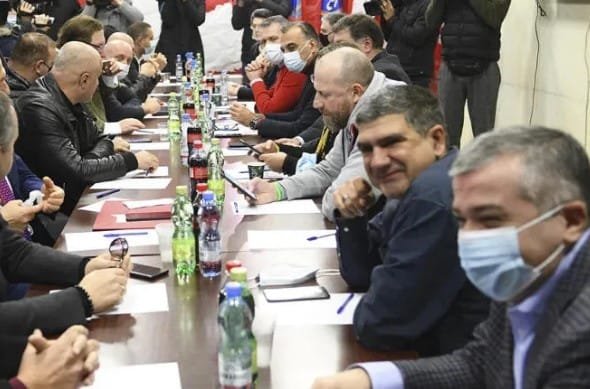 ოპოზიციური პარტიების ლიდერები ერთმანეთს ხვდებიან