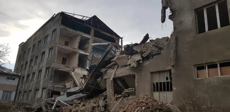 გორში საავადმყოფოს ყოფილი შენობა ჩამოინგრა