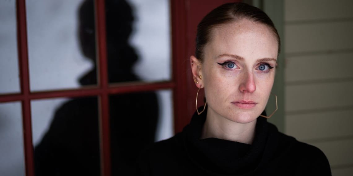 გუბერნატორს ჩემთან სექსუალური კავშირის დამყარება სურდა – რას ყვება ახალაგაზრდა ქალი