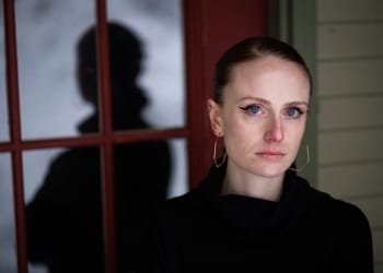 გუბერნატორს ჩემთან სექსუალური კავშირის დამყარება სურდა – რას ყვება ახალაგაზრდა ქალი