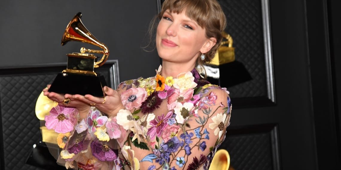 ტეილორ სვიფტი პირველი ქალი მუსიკოსი გახდა, რომელმაც გრემიზე წლის საუკეთესო ალბომის კატეგორიაში მესამედ გაიმარჯვა