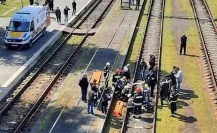 როგორია ქალის მგდომარეობა, რომელსაც მატარებელი დაეჯახა