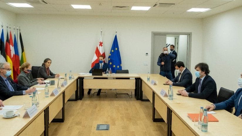 “ქართულ ოცნებასა“ და ოპოზიციურ პარტიებს შორის შეხვედრა ჩაინიშნა