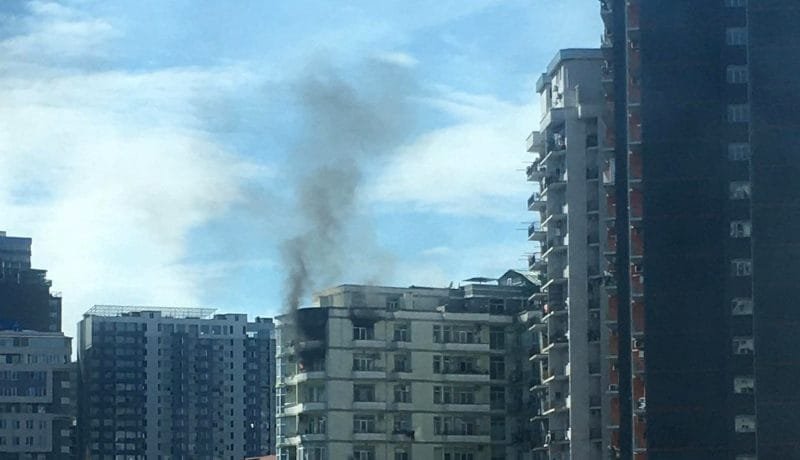 ბათუმში მრავალსართულიან კორპუსში ხანძარია (+ვიდეო)