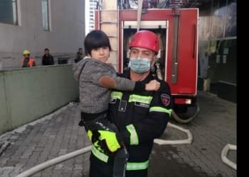 ბინებიდან დროულად მოხდა მოქალაქეების, მათ შორის რამდენიმე არასრულწლოვნის გამოყვანა – ხანძარი ბათუმში ლიკვიდირებულია