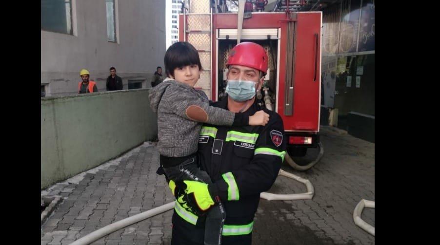 ბინებიდან დროულად მოხდა მოქალაქეების, მათ შორის რამდენიმე არასრულწლოვნის გამოყვანა – ხანძარი ბათუმში ლიკვიდირებულია