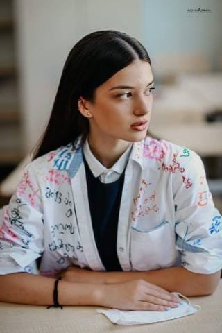 გოგონა, რომლის ბოლო ზარის ფოტო ვირუსულად გავრცელდა