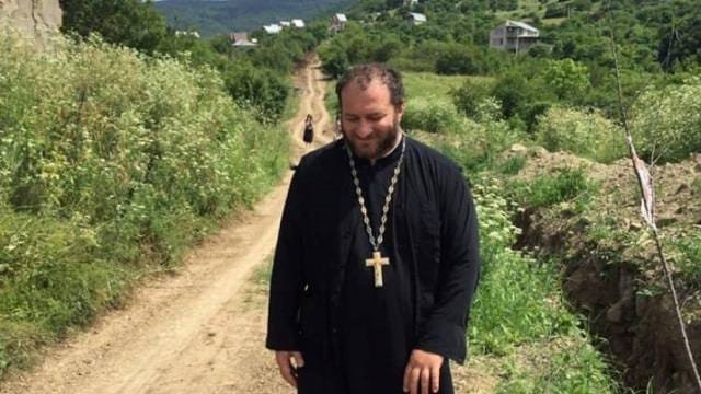 ვაქცინირებულებს იჭერს ბლუთუზი – დეკანოზი ანტონ კიკნაველიძე
