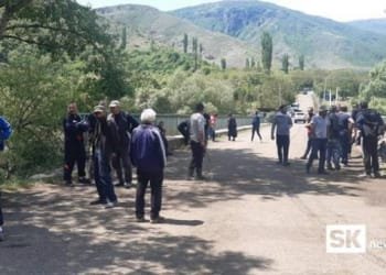 ტოლოშის მოსახლეობამ სოფლის შესასვლელი გზა გადაკეტა
