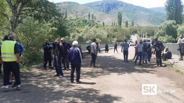 ტოლოშის მოსახლეობამ სოფლის შესასვლელი გზა გადაკეტა