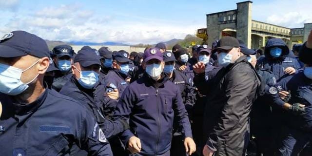 სოფელ ტვიშში – რიონის ხეობის მცველები და სამართალდამცველები ერთმანეთს დაუპირისპირდნენ
