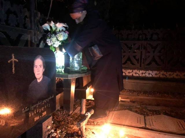 საფლავზე გასვლა უფრო რთული და მტკივნეული იყო – როგორ მოახერხა მაკა სულაძემ გარდაცვილი დედის საფლავზე მისვლ (+ფოტო)ა