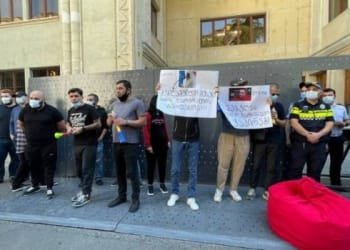 პარლამენტის შესასვლელთან “ნაციონალური მოძრაობის” შესვლას აპროტესტებენ