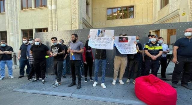 პარლამენტის შესასვლელთან “ნაციონალური მოძრაობის” შესვლას აპროტესტებენ