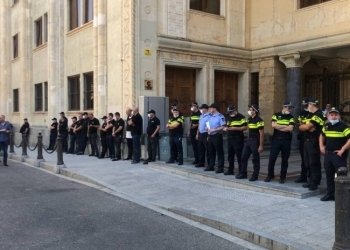 საკანონმდებლო ორგანოსთან დილიდან სამართალდამცავების განსაკუთრებული მობილიზებაა