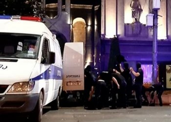 რუსთაველის გამზირზე წყლის ჭავლის მანქანები და სპეცრაზმი გამოჩნდა