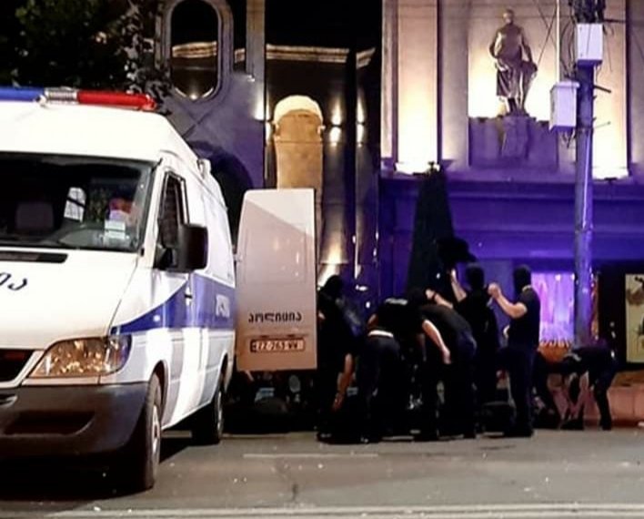 რუსთაველის გამზირზე წყლის ჭავლის მანქანები და სპეცრაზმი გამოჩნდა