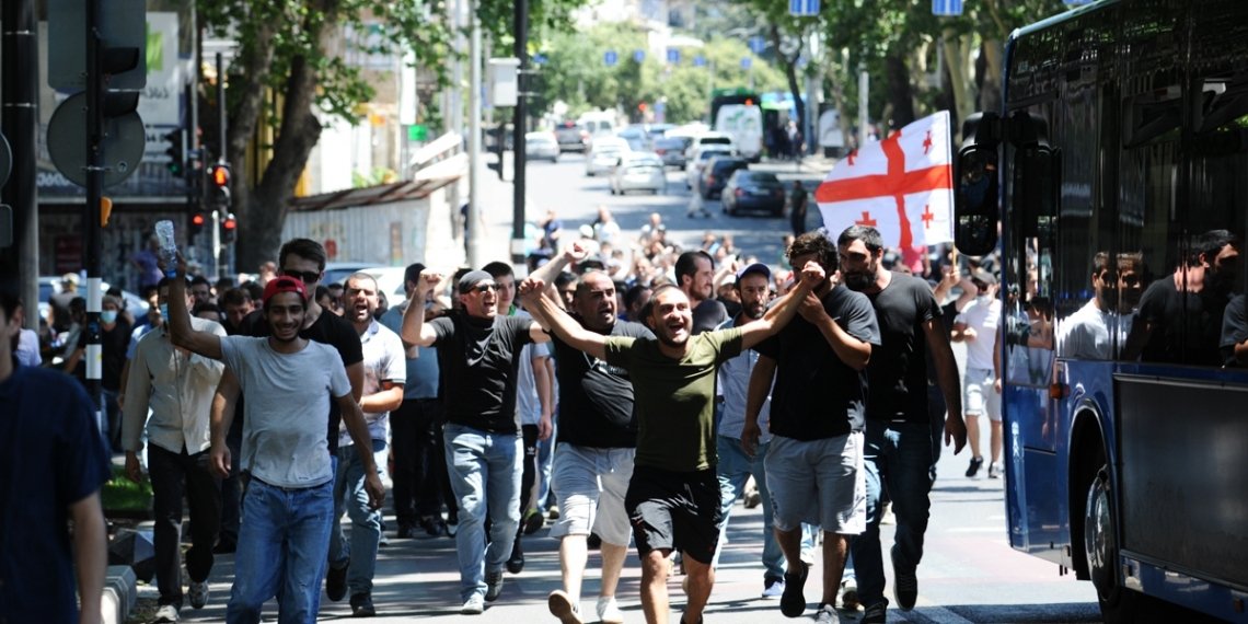 ხელისუფლებამ არ უზრუნველყო საკმარისი დაცვა, როდესაც აქტივისტებისა და ჟურნალისტების წინააღმდეგ ძალადობრივი ქმედებები ხორციელდებოდა – საელჩოები
