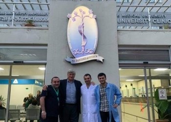 პირველის საუნივერსიტეტო კლინიკაში სტენფორდის უნივერსიტეტის პროფესორი, ნეიროქირურგი ჯეიმს რ.დოთი იმყოფებოდა