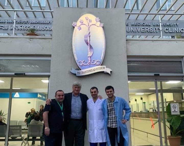 პირველის საუნივერსიტეტო კლინიკაში სტენფორდის უნივერსიტეტის პროფესორი, ნეიროქირურგი ჯეიმს რ.დოთი იმყოფებოდა