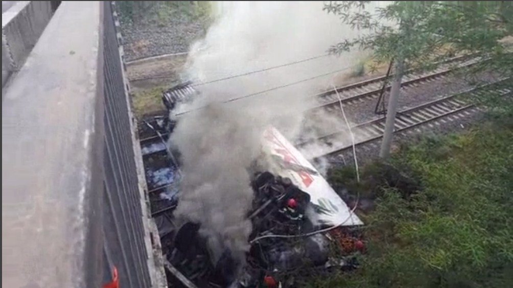 რუსთავი-ლილოს გზაზე ტრაილერი ხიდიდან გადავარდა  და აფეთქდა