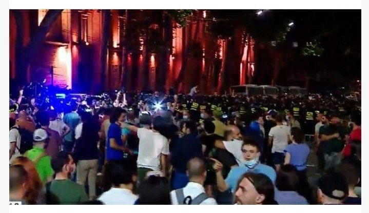 ამ წუთებში რუსთაველზე დაპირისპირებისას რამდენიმე სამართალდამცველი დაშავდა.