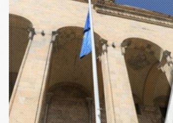 საკანონმდებლო ორგანოს წინ  ევროკავშირის დროშა კვლავ ფრიალებს