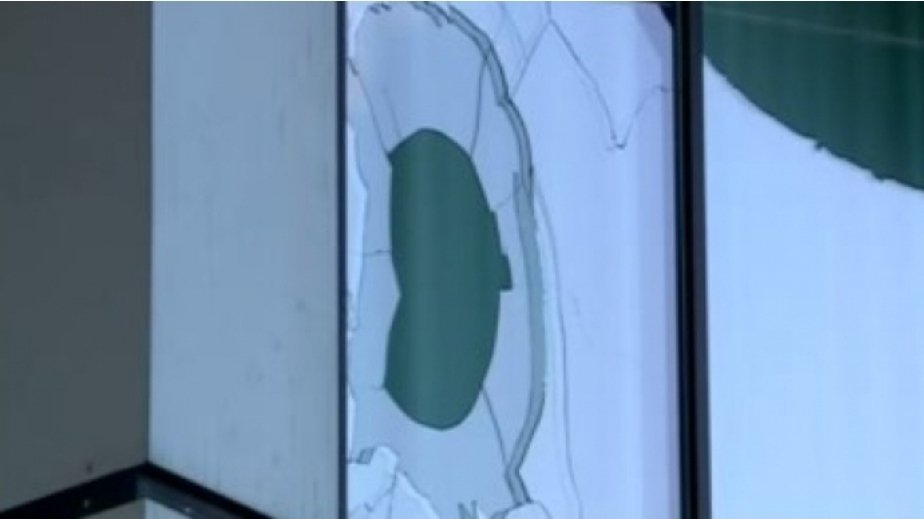 ჩამსხვრეულია მინა – ქუთაისში “სირცხვილიას” ოფისი დაარბიეს