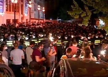 ქართული ოცნების” ოფისთან აქციაზე პოლიციამ 12 პირი დააკავა