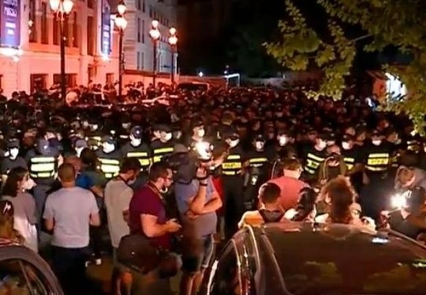 ქართული ოცნების” ოფისთან აქციაზე პოლიციამ 12 პირი დააკავა