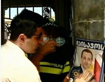 პარლამენტის შესასვლელთან ჟურნალისტები და სამოქალაქო აქტივისტები შეიკრიბნენ