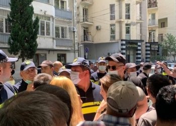 პრემიერის სახლთან ამ წუთებში ოპოზიციური პარტიების წარმომადგენლების აქციაა