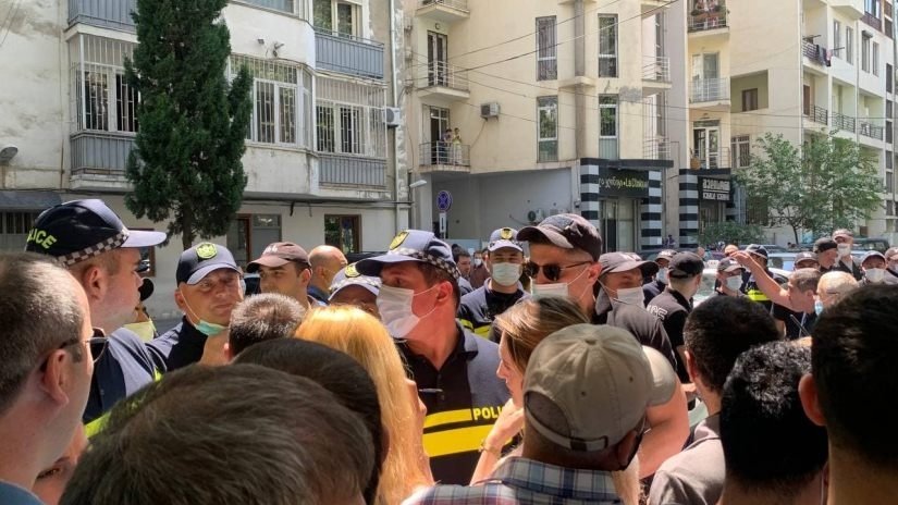 პრემიერის სახლთან ამ წუთებში ოპოზიციური პარტიების წარმომადგენლების აქციაა
