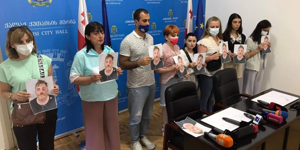 იუსტიციის მინისტრი და ქუთაისის მერი ჟურნალისტებს დაემალნენ