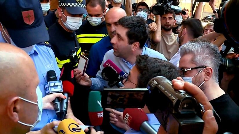 ჟურნალისტებს პარლამენტში არ უშვებენ