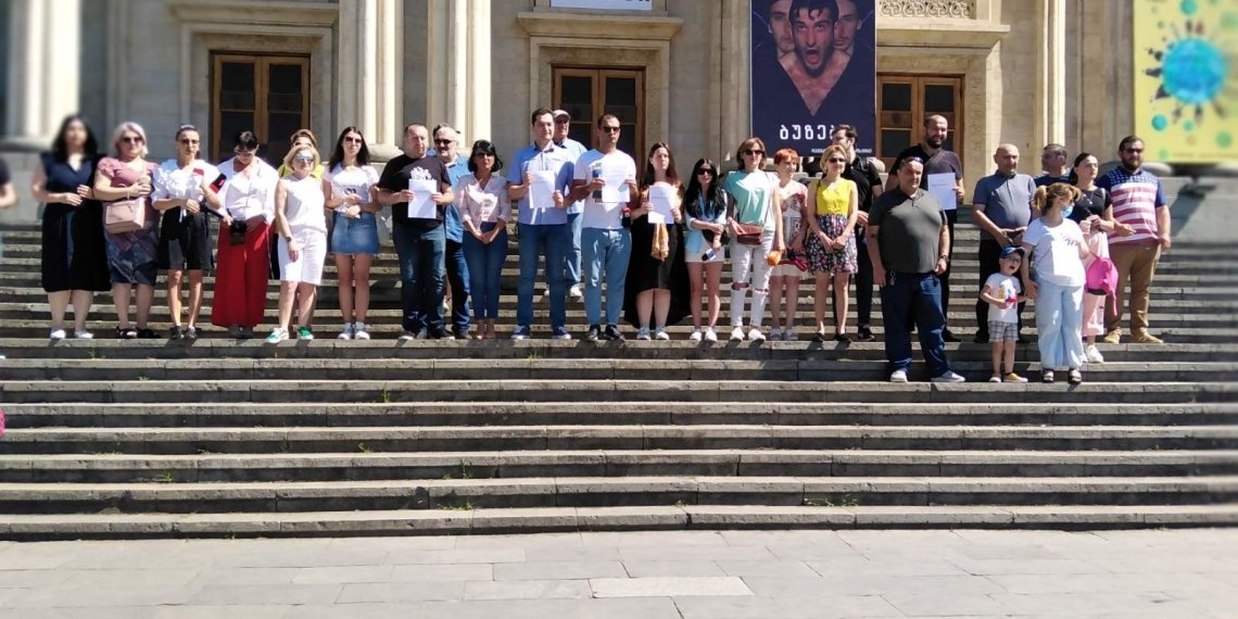 ,,არა ძალადობას, მოგვეცით მუშაობის საშუალება!”-ქუთაისში ჟურნალისტებმა სოლიდარობის აქცია გამარტს