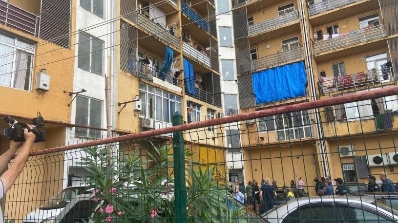 ბიჭი კორპუსიდან გადმოხტომას აპირებს – რა ხდება ბათუმში