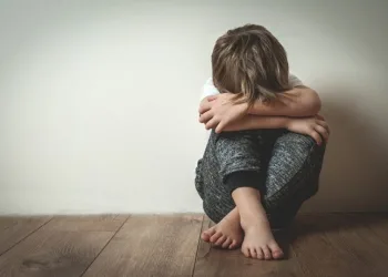 ფეხბურთის მწვრთნელი აყურებინებდა სხვა ბავშვებთან სქესობრივ კავშირს – ძალადობის შემზარავი ფაქტი საქართველოში