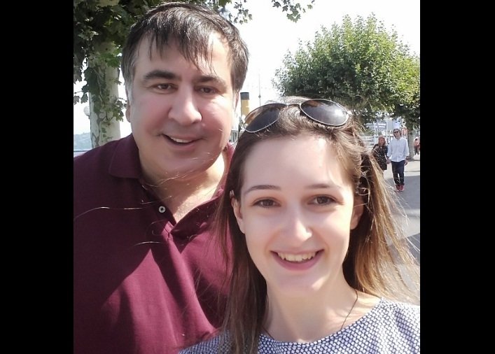 ,,სელფის გადაუღებლად ვერ გავუშვებდი”-გოგონა მესამე პრეზიდენტთან სელფს ასაჯაროვებს