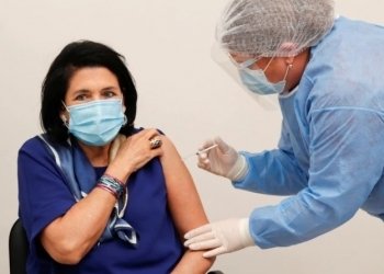 სალომე ზურაბიშვილი საქართველოს მართლმადიდებელ ეკლესიას მოუწოდებს მრევლს კურთხევა მისცეს კორონავირუსის ვაქცინის გასაკეთებლად