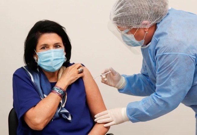 სალომე ზურაბიშვილი საქართველოს მართლმადიდებელ ეკლესიას მოუწოდებს მრევლს კურთხევა მისცეს კორონავირუსის ვაქცინის გასაკეთებლად