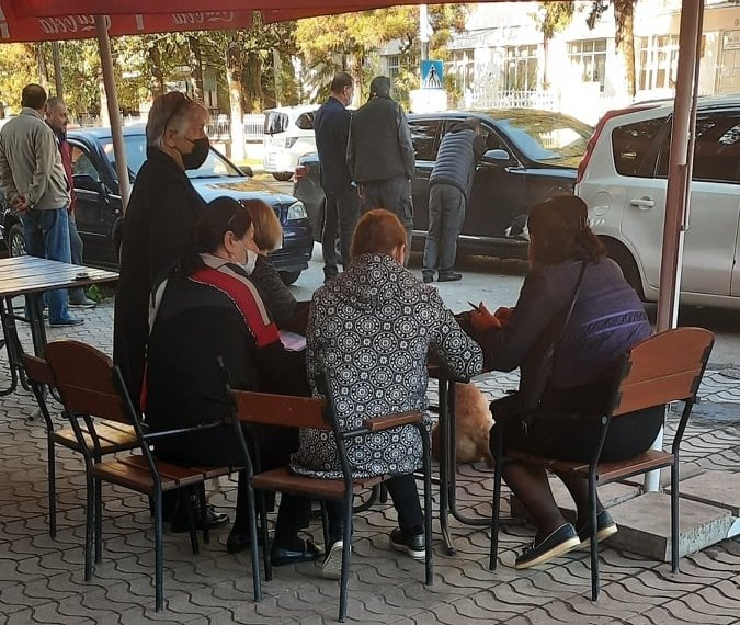 ხონში ამომრჩეველს ღია კაფედან აკვირდებიან