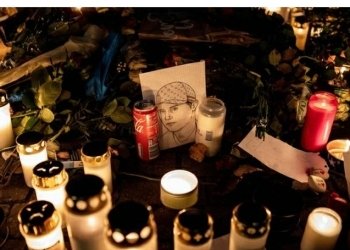 ეინას თინეიჯერ გულშემატკივრებს მის სახლთან ყვავილები და სანთლები მიაქვთ